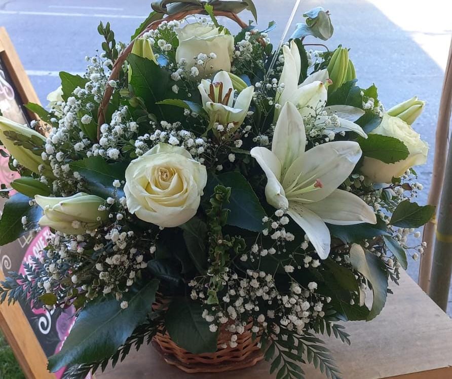 Canasta Rosas y Lilium Para Condolencias. - Imagen 9