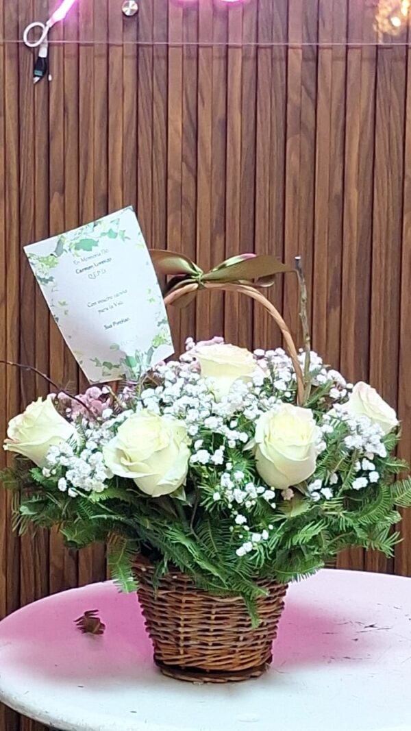 Canasta 15 Rosas Para Condolencias. - Imagen 8
