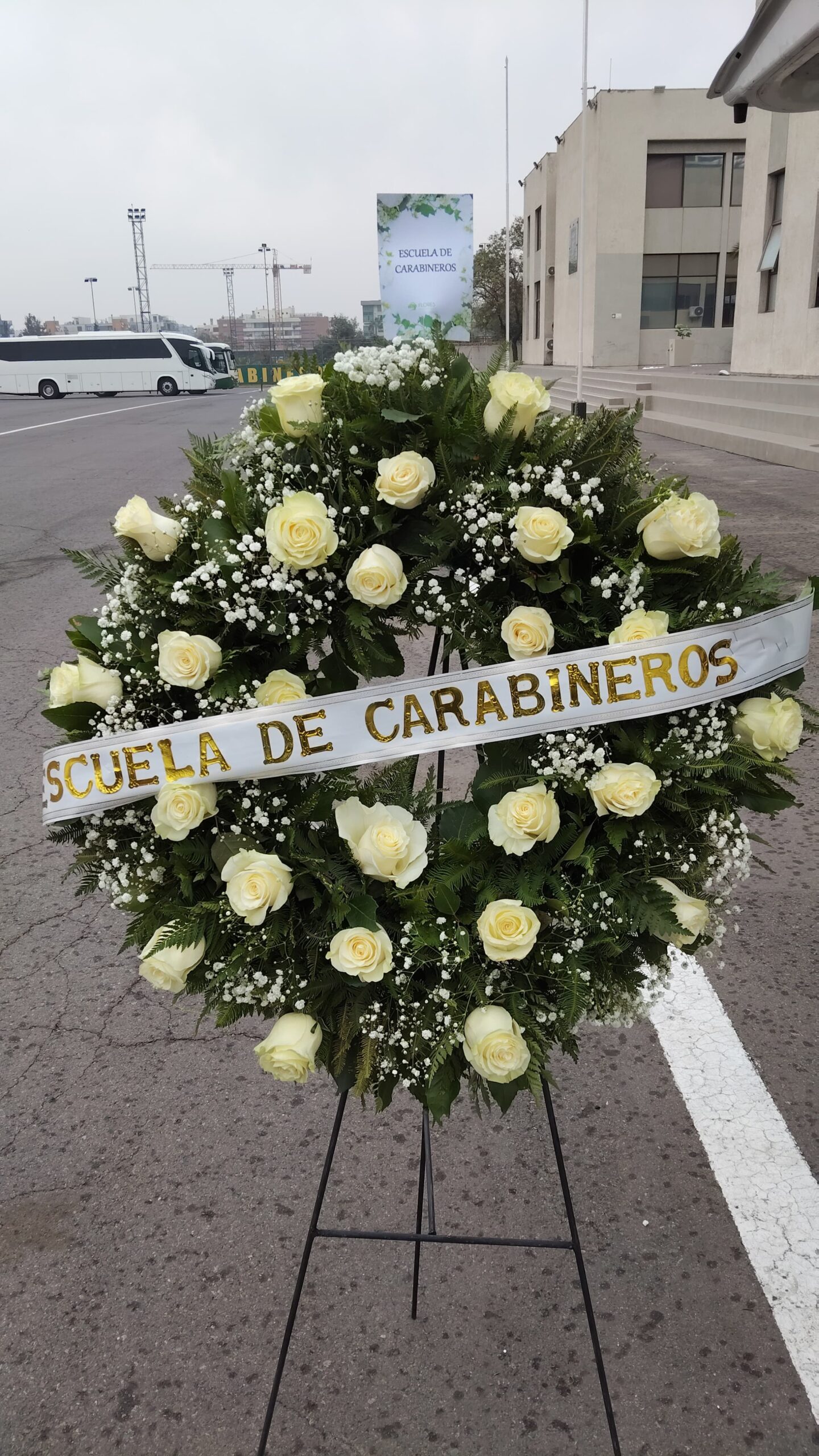 Corona Mixta con Cinta Para Condolencias. - Imagen 18