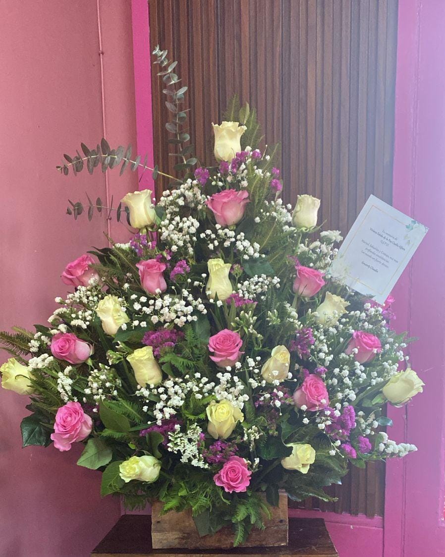 Pie de Urna 24 Rosas Color Para Condolencias. - Imagen 10