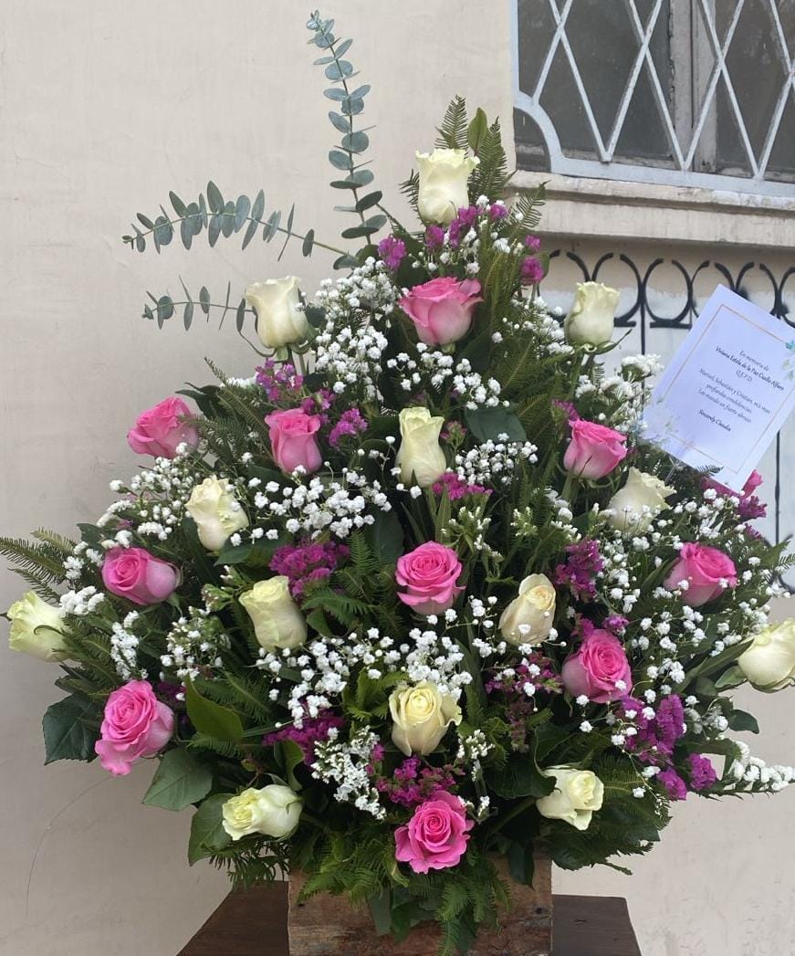 Pie de Urna 24 Rosas Color Para Condolencias. - Imagen 11